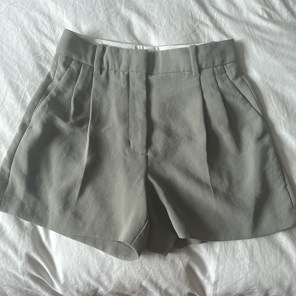 Aritzia basalt gray effortless shorts, size 4